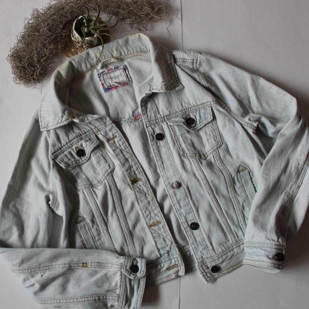 💙🤍Forever 21 Light Wash Distressed Jean Jacket/Coat - Picture 1 of 6